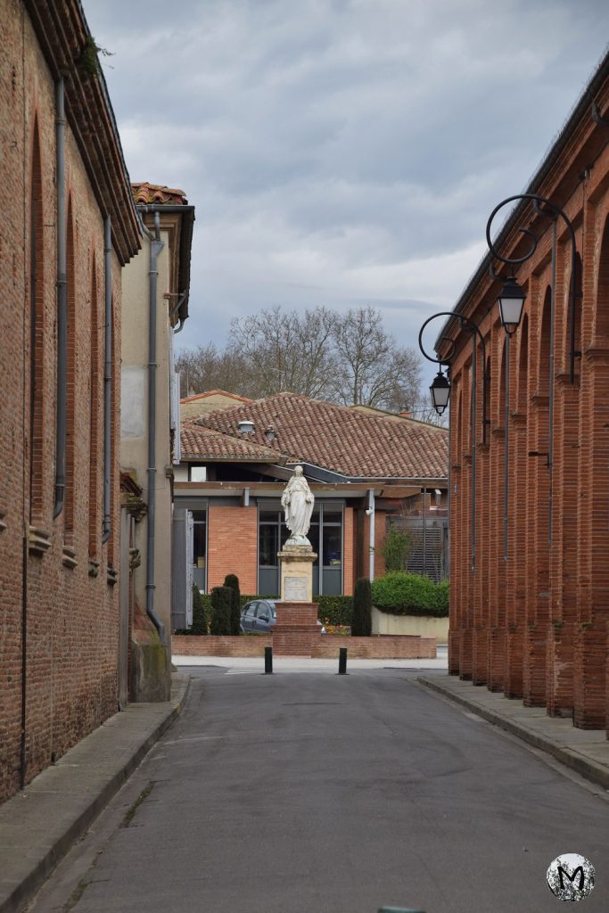 Statue sur une place à Villefranche-Lauragais