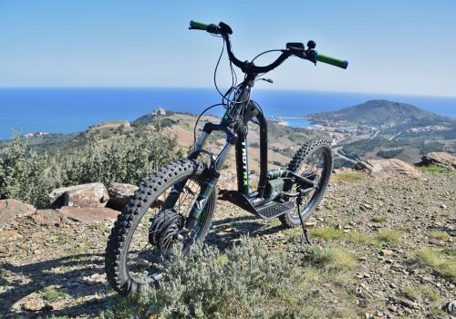 Trottinette électrique face au paysage de la Côte Vermeille, sur les hauteurs de Collioure.