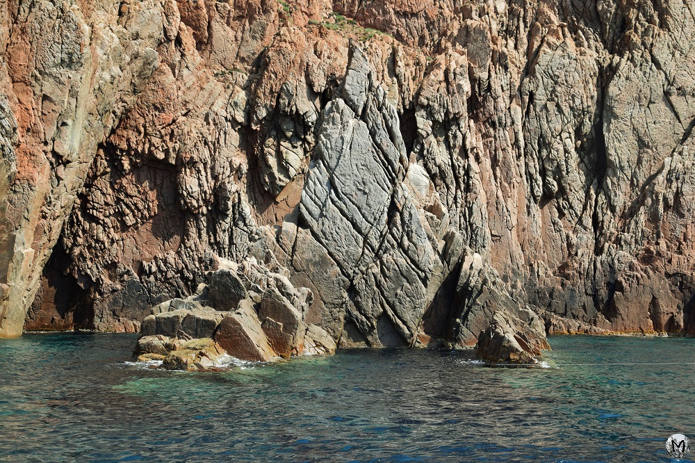 Roche en forme de trone dans les Calanques