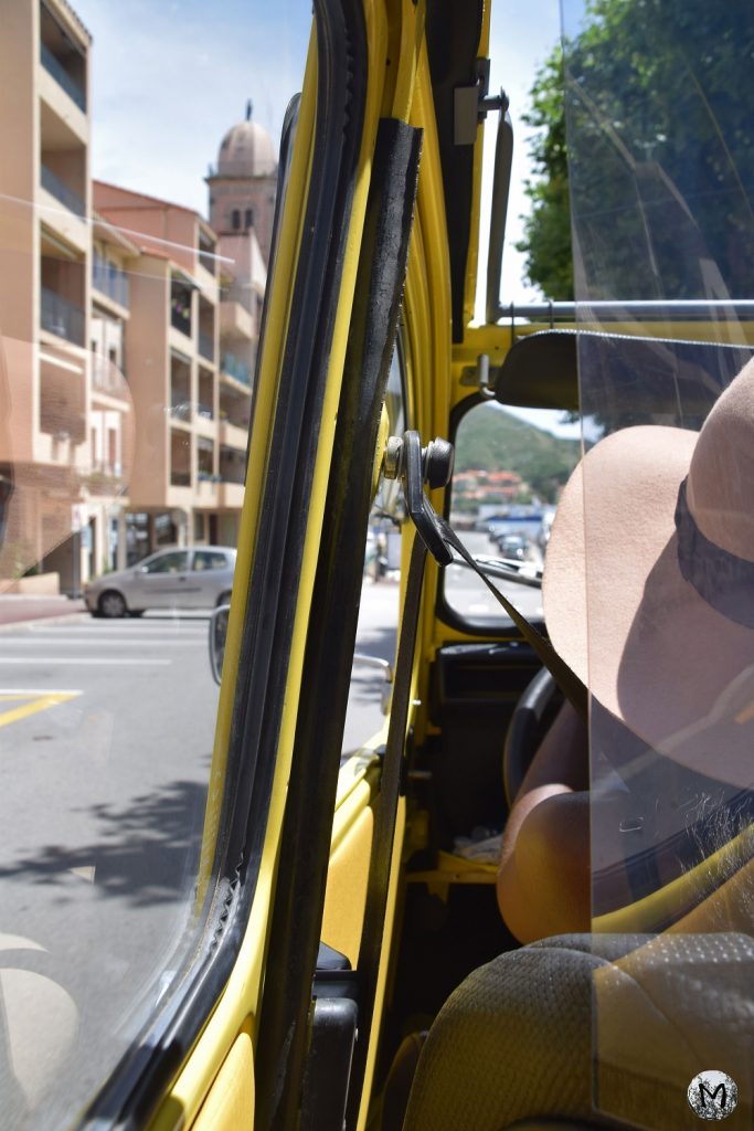 Balade en 2CV jaune à Port-Vendres