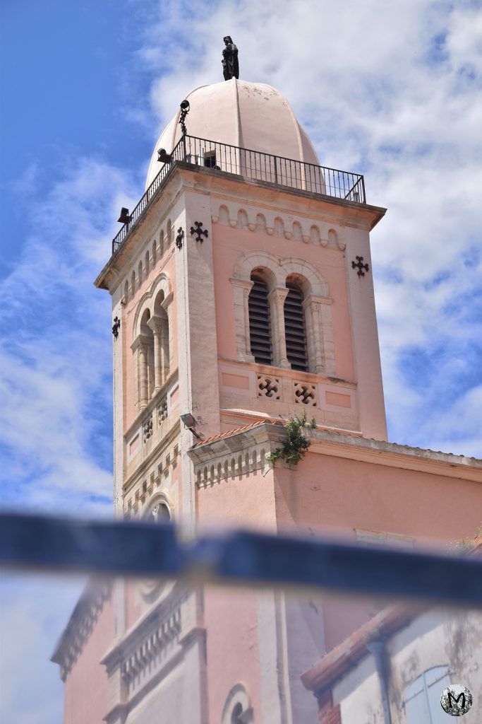 Clocher rose de l'église de Port-Vendres