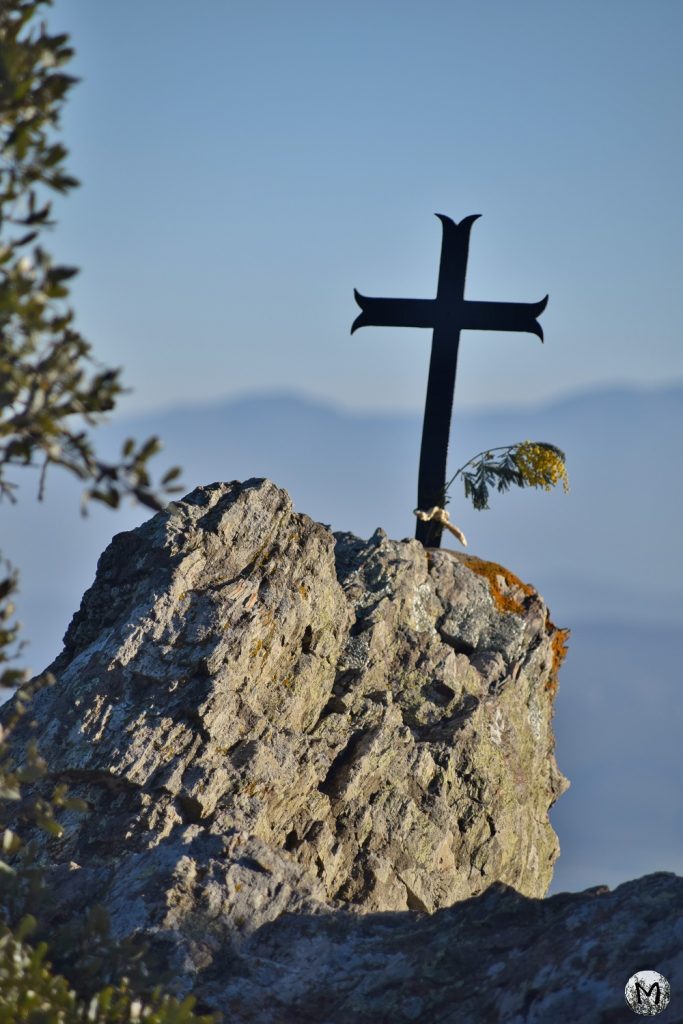 Croix en fer sur le sommet de Força Réal