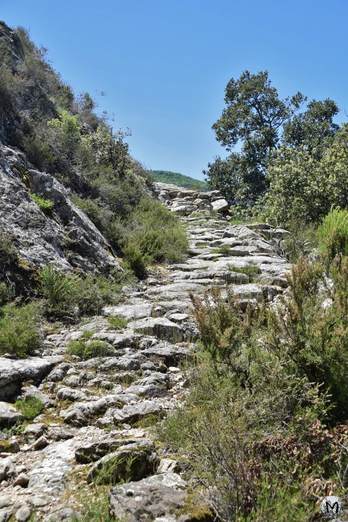 Chemin de pierres dans les Gorges du Mondony