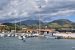 Dans le port de Banyuls-sur-Mer : vue sur les reliefs et les bateaux à partir d'un catamaran.