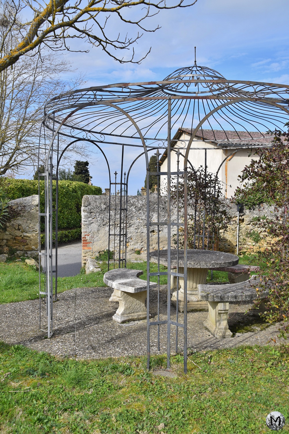 Table et bancs sur l'espace public à Avignonet
