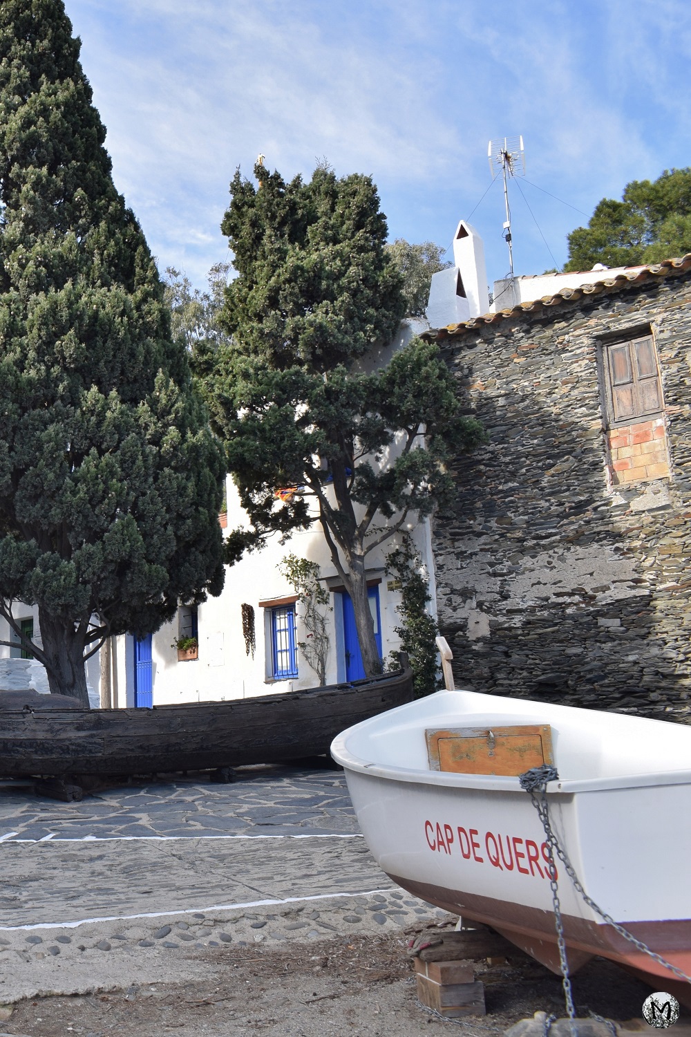 Barque blanche dans le village de Port Lligat