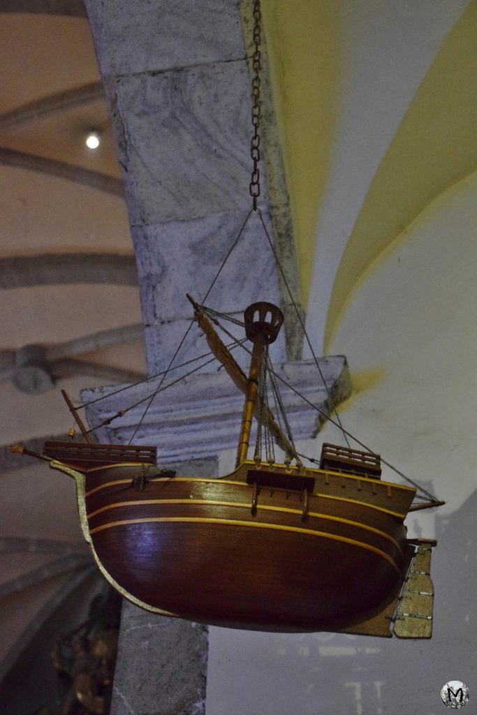 Maquette d'un bateau dans une église