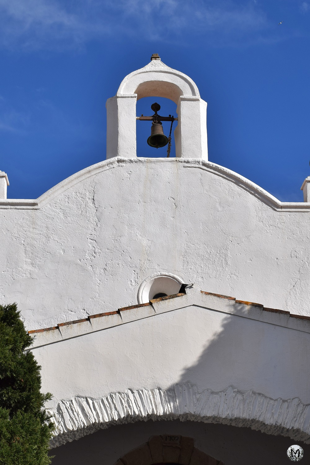Cloche d'une chapelle blanche à Cadaqués