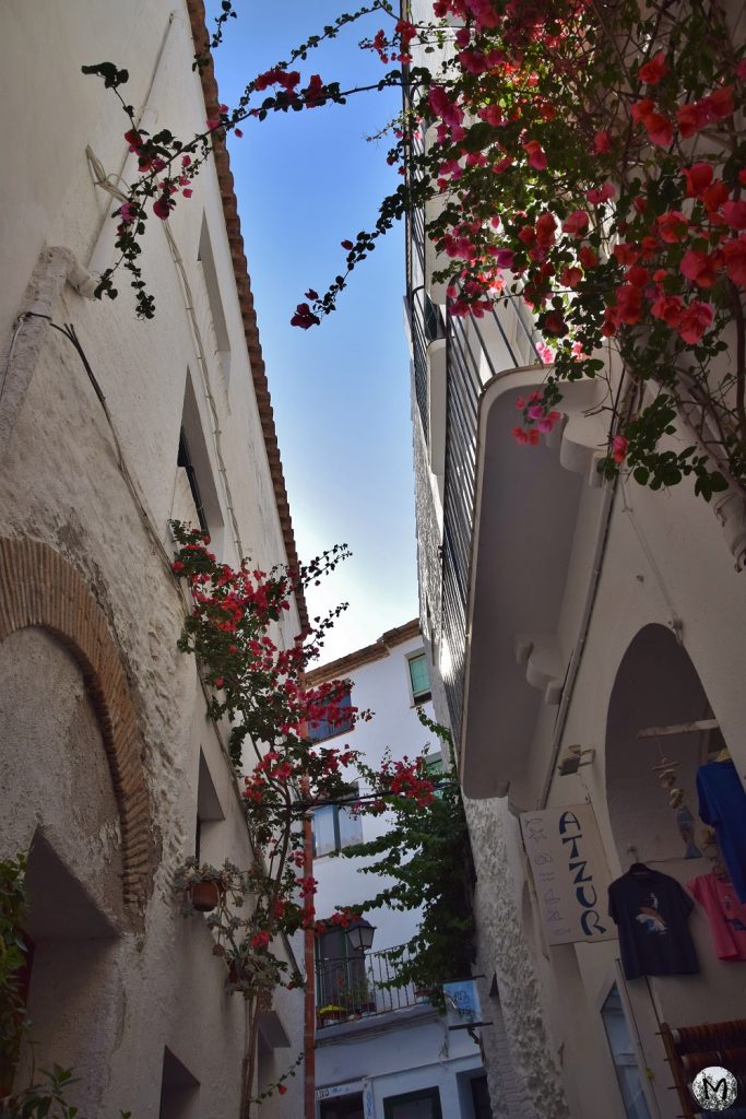 Ruelle de Cadaqués avec des bougainvilliers
