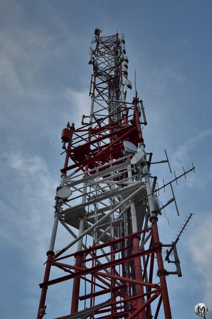 Antenne blanche et rouge de Força Réal