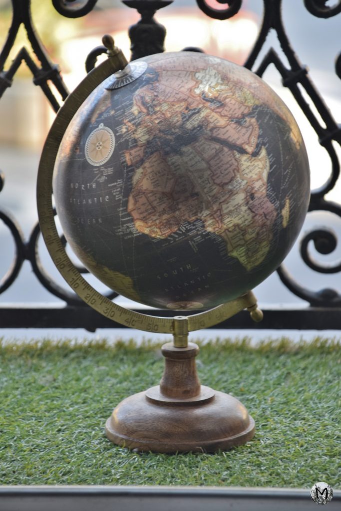 Un globe terrestre sur la pelouse d'un balcon