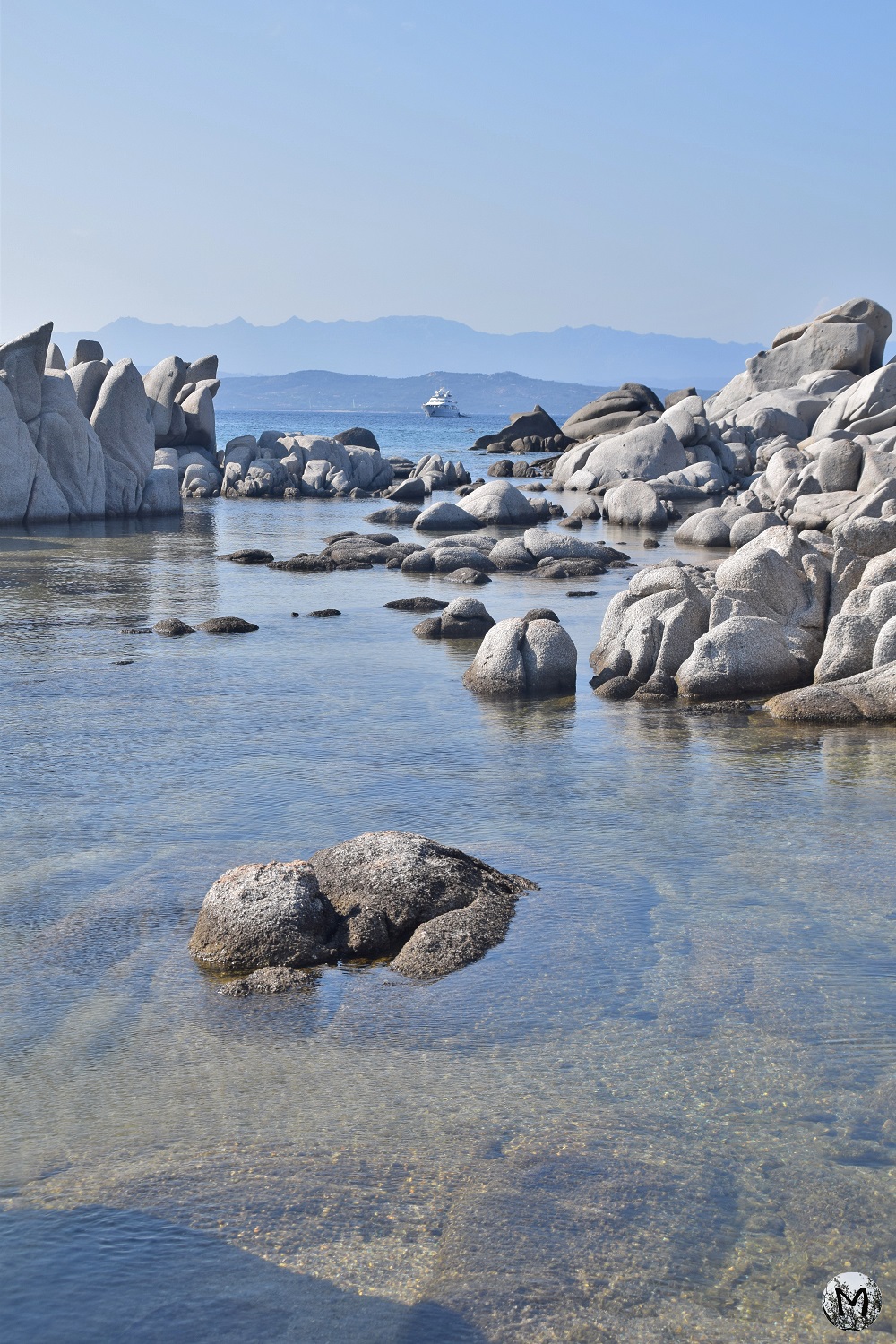 Vue lointaine sur la Sardaigne des îles Lavezzi