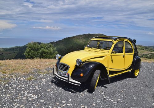 2CV jaune sur les hauteurs de la Côte Vermeille