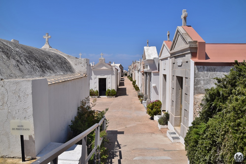 Caveaux du cimetière blanc de Bonifacio