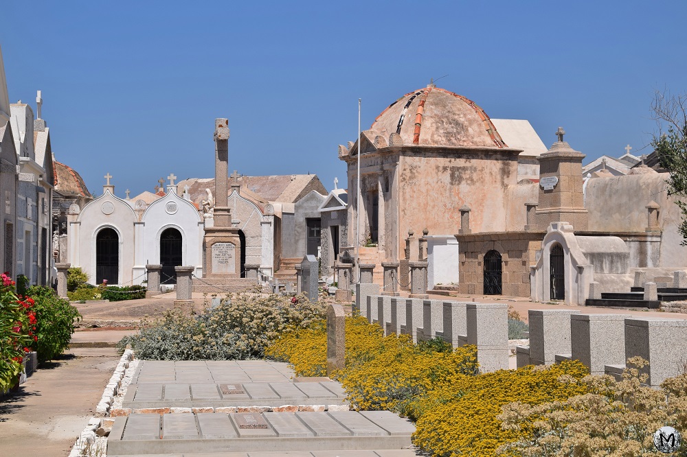 Tombes au cimetière marin de Bonifacio