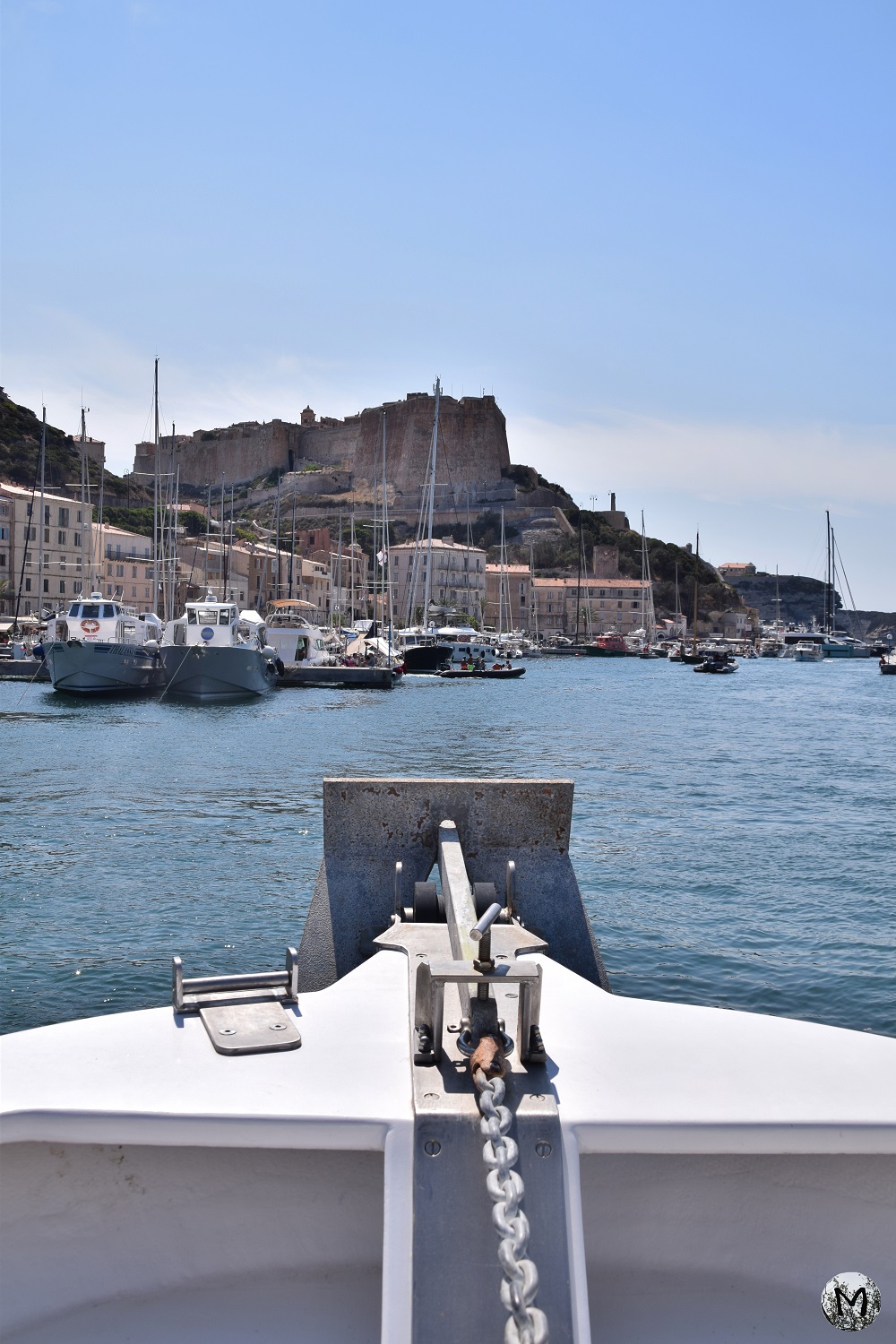 À l'avant d'un bateau au port de Bonifacio