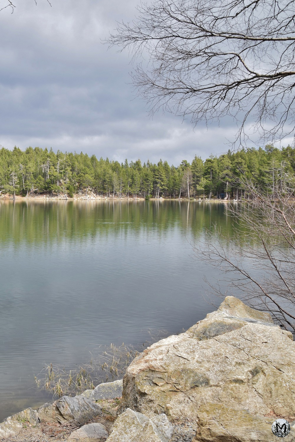 Le lac de Balcère et les reflets des arbres