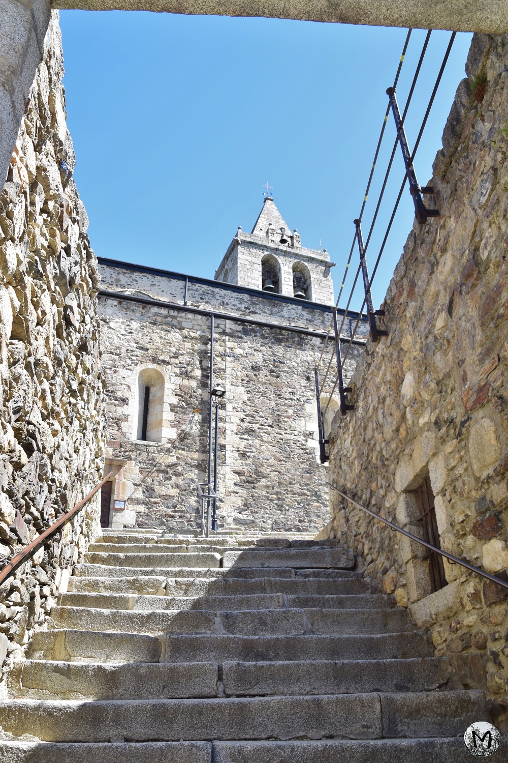 Escalier de l'église de Llivia tout en pierres