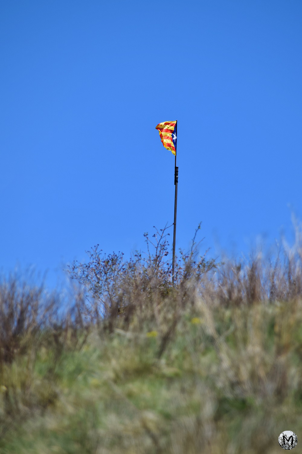 Drapeau catalan sur une colline à Llivia
