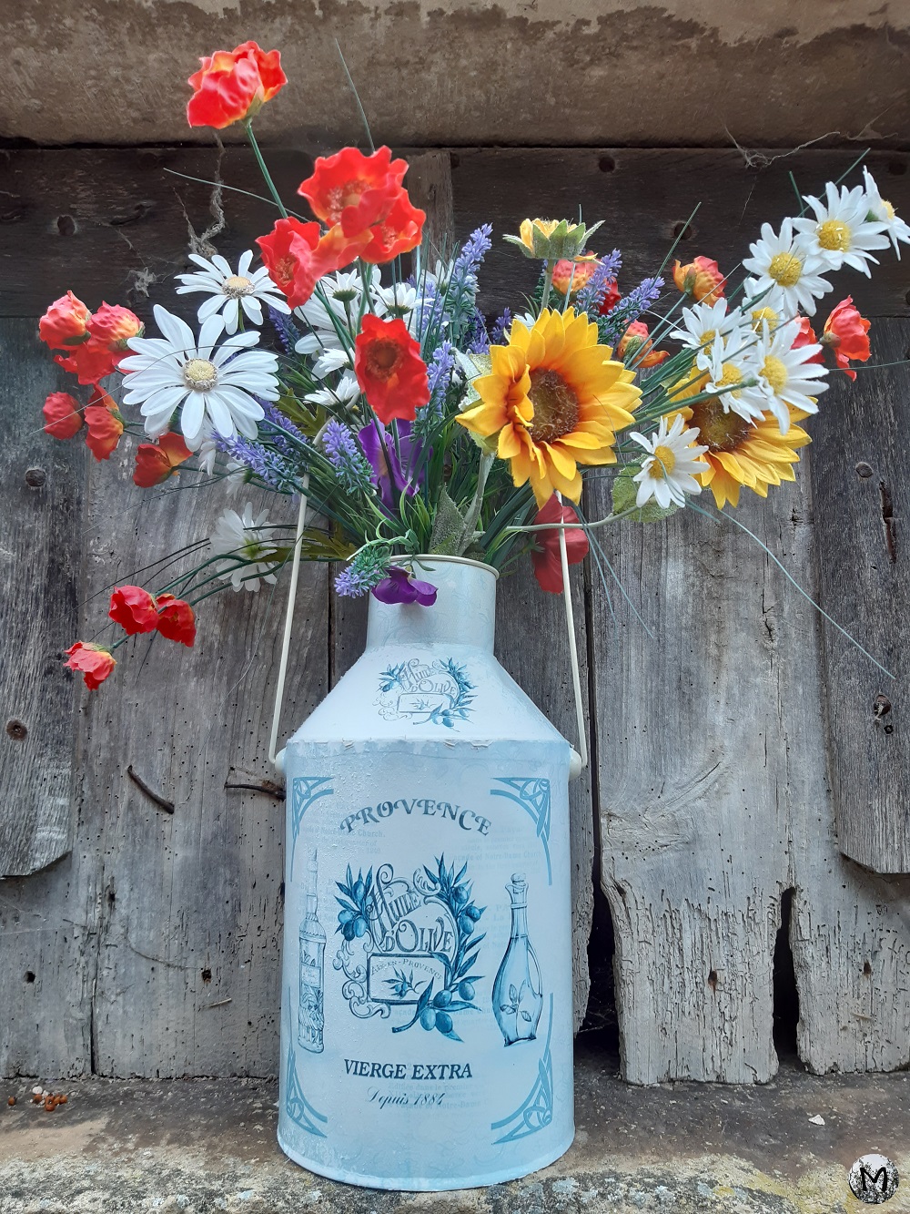 Bouteille d'huile d'olive servant de pot de fleurs
