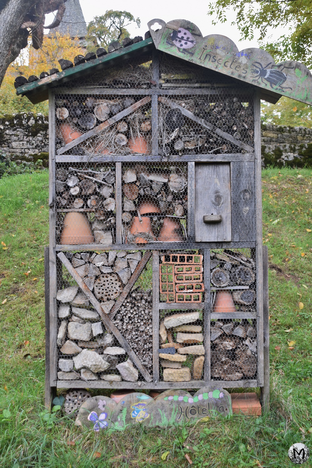 Hôtel à insectes dans le village de Bozouls