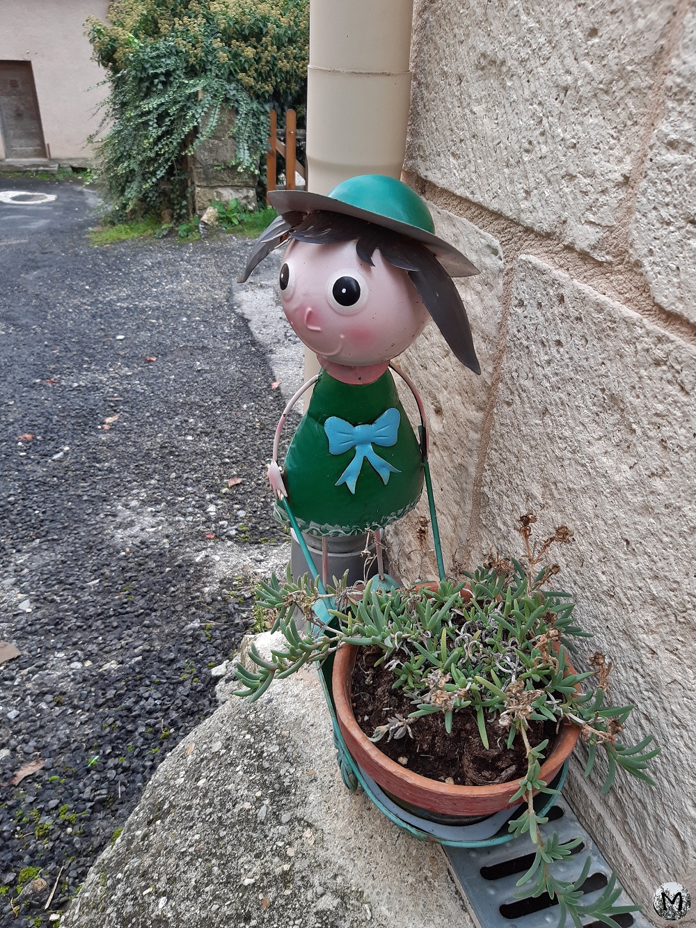 Figurine de jardinière avec un pot de fleurs