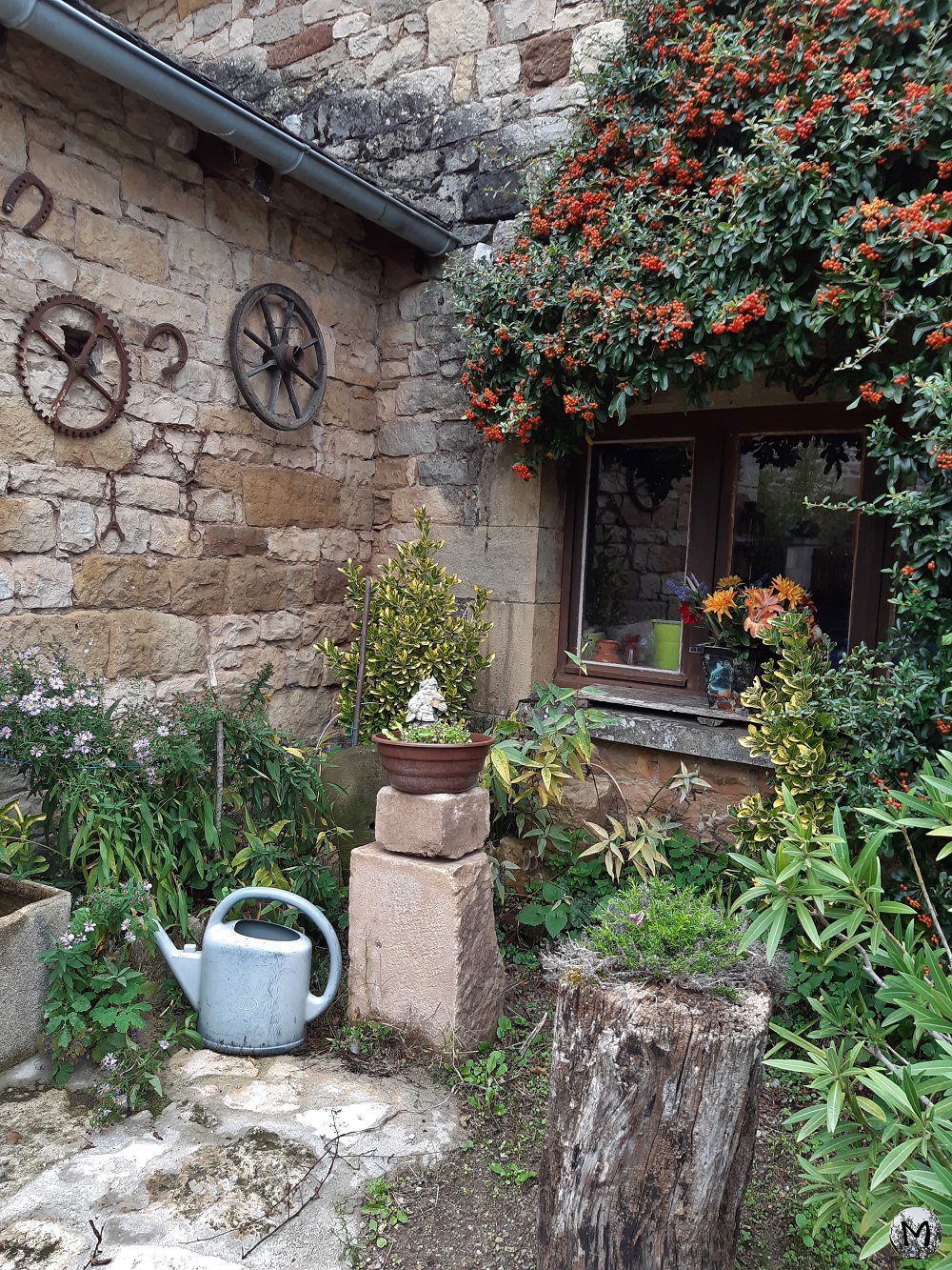 Jardin devant une maison de Bozouls