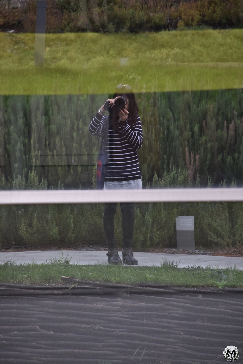 Reflet de Mélanie Escach dans une vitre à Nîmes