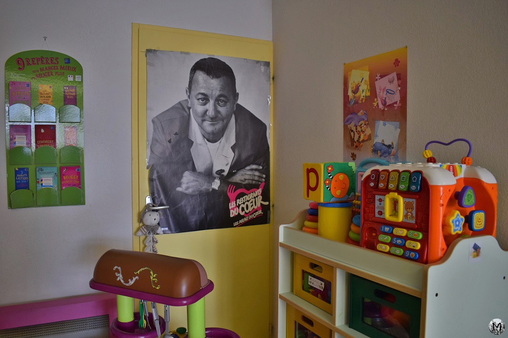 Photo de Coluche dans une crèche solidaire