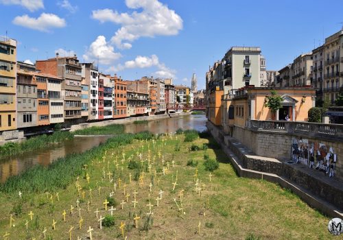 Croix jaunes sur les rives de l'Onyar à Gérone, lors de l'événement du Temps de Flors 2018.