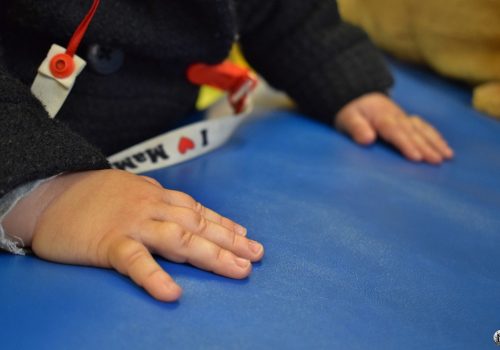 Mains d'un petit enfant au relais du Coeur