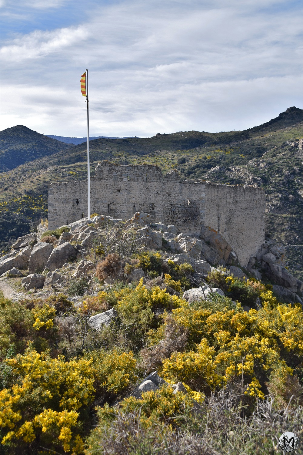 Drapeau catalan à côté du château de Rodès
