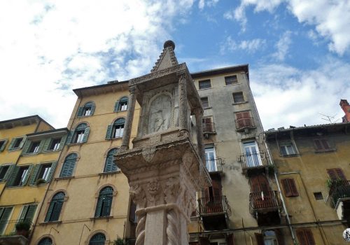 Patrimoine de Vérone et ciel bleu