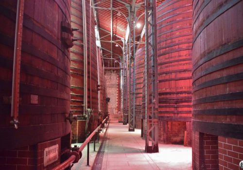 Rangée de grandes cuves de Byrrh