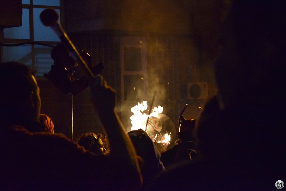 Représentation du Mal en train de brûler sur un bûcher à Barcelone lors d'un Correfoc.