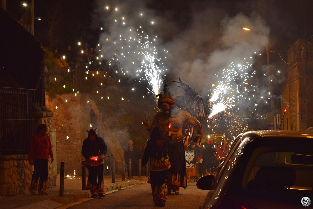 Démon géant et participants d'un correfoc