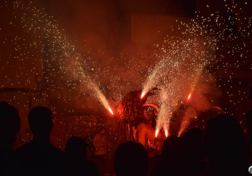 Représentation du diable sous les fumigènes rouges, lors d'un Correfoc à Barcelone.