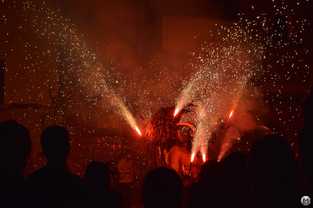 Représentation du diable sous les fumigènes rouges, lors d'un Correfoc à Barcelone.