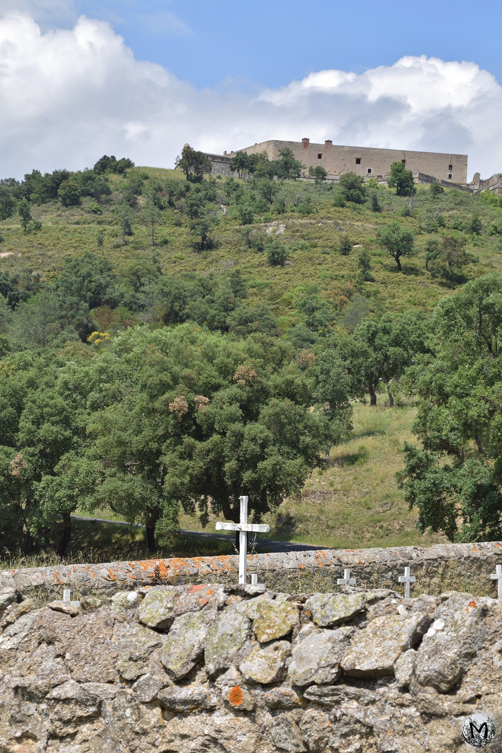 Cimetière donnant sur le fort de Bellegarde