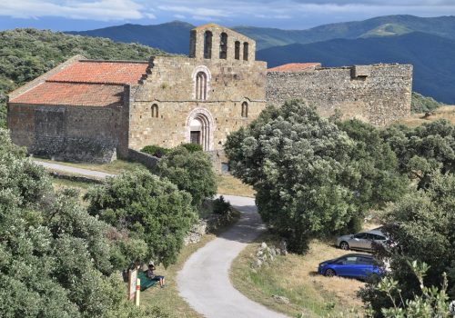 Paysage et parking du Prieuré de Marcevol