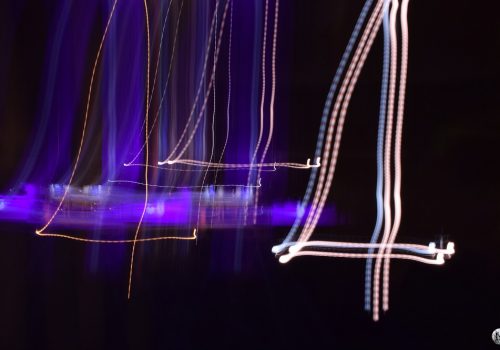 Plusieurs chiffres 4 réalisés avec de la lumière grâce à des réglages de l'appareil photo.