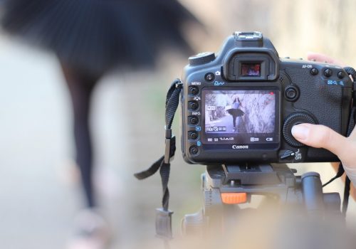 Ecran d'un appareil photo qui filme une danse