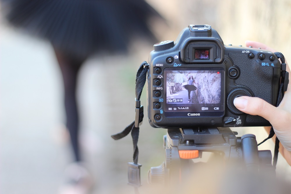 Ecran d'un appareil photo qui filme une danse