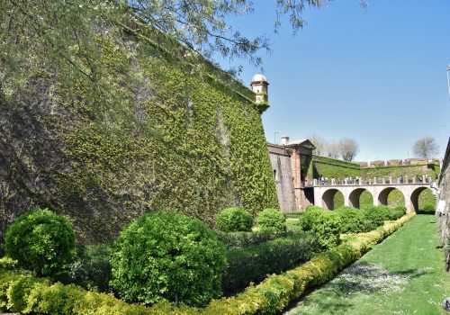 Extérieur du château du Mont-Juïc de Barcelone avec son pont et ses remparts.