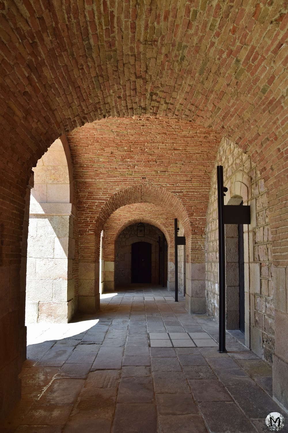 Visite de l'intérieur du château du Mont-Juïc, un monument historique de Barcelone.
