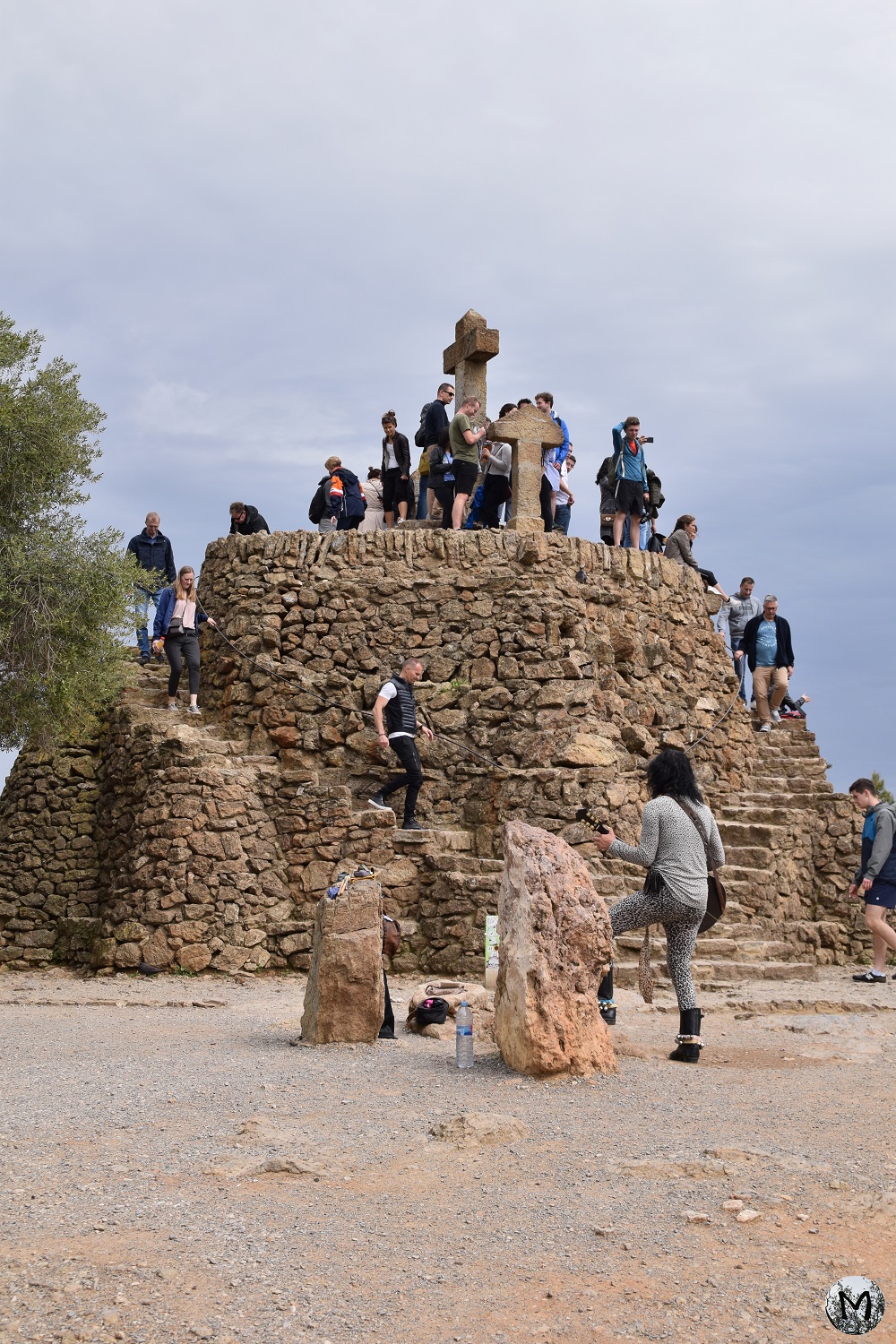 Structure en pierres surmontée de croix, qui se situe dans le Parc Güell de Barcelone.