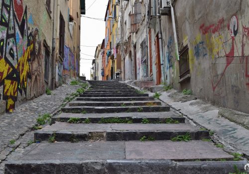 Escalier et tags au quartier gitan de Perpignan