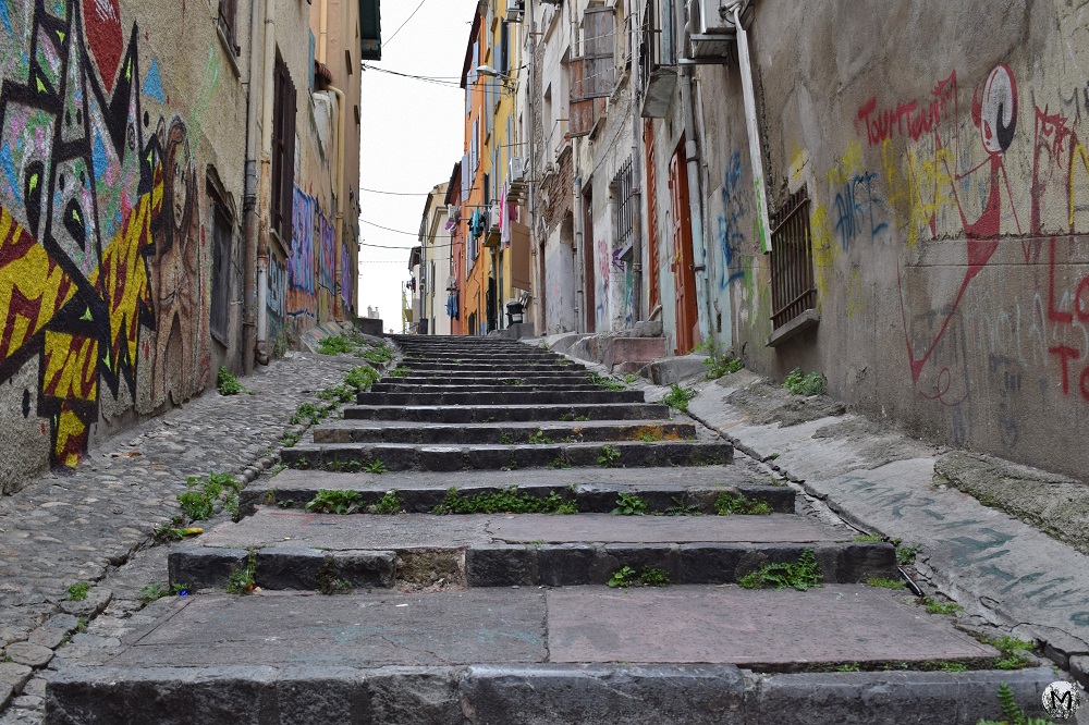 Escalier et tags au quartier gitan de Perpignan