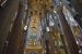 Visite de l'intérieur de la Sagrada Familia avec ses colonnes imposantes et ses détails.