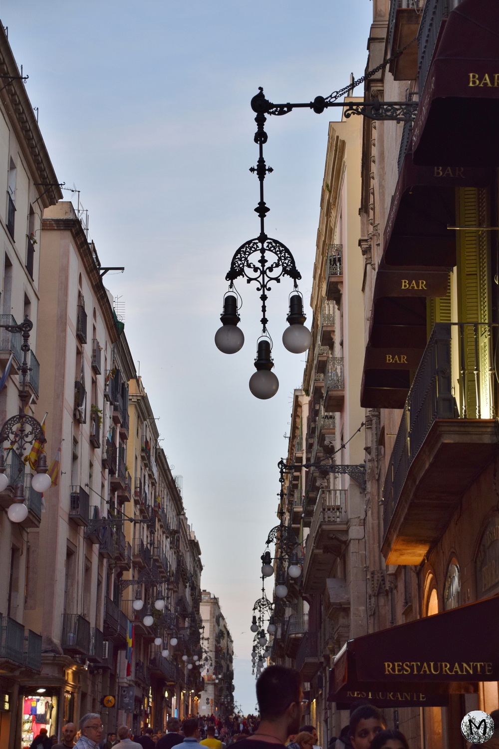 Rue bondée en fin de journée à Barcelone, lorsque la foule sort manger des tapas.
